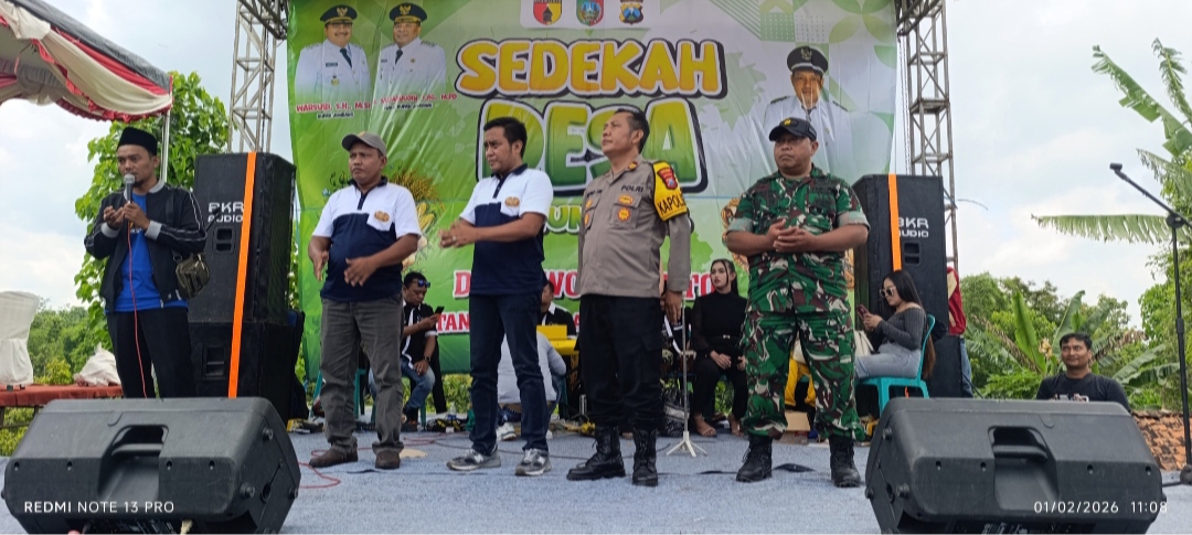 Kepala desa Wonokerto(dua dari kiri) camat wonosalam Kapolsek dan Danramil wonosalam saat pembacaan doa sebelum berebut gunungan tumpeng